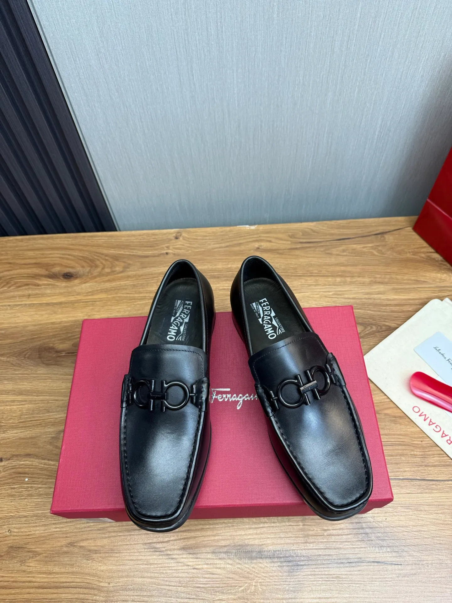 Men's shoes 💰760💰 Ferragamo. [Ferragamo] Men's Loaf leather shoes, the latest hot style, 1:1 original purchase quality, top quality, imported open-edge beaded cowhide leather on the upper, hand-made three-dimensional stitching highlights the round toe design, the inner feet are made of imported cowhide, with original wear-resistant rubber outsole, matching code 39-44, (38, 45 custom-made, non-refundable)